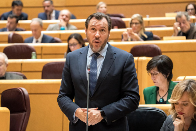El ministro de Transportes y Movilidad Sostenible, Óscar Puente, durante la sesión plenaria del Senado, a 19 de noviembre de 2024, en Madrid (España). En la sesión de control al Gobierno la oposición realizará un total de 19 preguntas sobre la gestión de