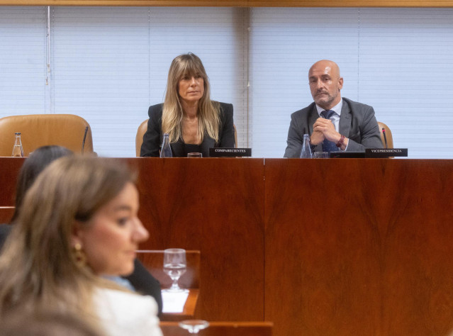 La mujer del presidente del Gobierno, Begoña Gómez y el diputado del PSOE Jesús Celada, durante la Comisión de Investigación sobre programas de cátedras y postgrados de la Universidad Complutense de Madrid y empresas financiadoras, en la Asamblea de Madri