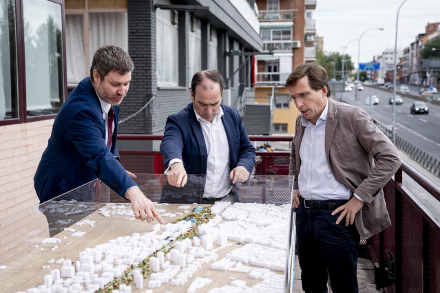 Archivo - El delegado de Urbanismo, Medio Ambiente y Movilidad, Borja Carabante (c), y el alcalde de Madrid, José Luis Martínez-Almeida (d), visitan el inicio de las obras de soterramiento de la A-5 y la construcción del futuro Paseo Verde del Suroeste