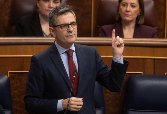 El ministro de la Presidencia, Relaciones con las Cortes y Justicia, Félix Bolaños, interviene durante una sesión de control al Gobierno, a 20 de noviembre de 2024, en Madrid (España).