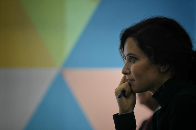 La presidenta de la comunidad de Madrid, Isabel Díaz Ayuso, durante la visita al centro tecnológico de la multinacional farmacéutica suiza Roche Farma, en Roche Informatics, a 19 de noviembre de 2024, en Madrid (España).  Fundada en 1896 en Basilea (Suiza