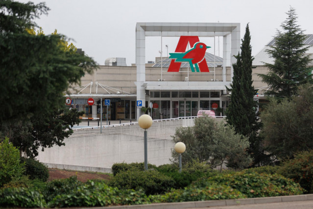 Archivo - Fachada del supermercado del Alcampo
