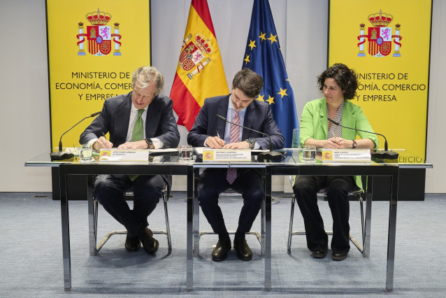 José Saiz Armada, director de Finanzas, Control y Desarrollo Corporativo de Iberdrola; Antonio Lorenzo, jefe de la división de Financiación Corporativa en España del BEI; e Inés Carpio San Román, directora general de Financiación Internacional del Tesoro
