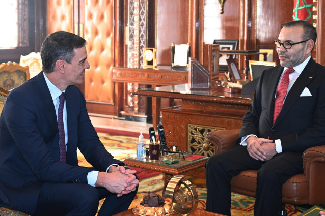 Archivo - El presidente del Gobierno español, Pedro Sánchez, es recibido por el Rey de Marruecos, Mohamed VI, en su primer viaje oficial de esta legislatura a Marruecos, a 21 de febrero de 2024, en Rabat (Marruecos).