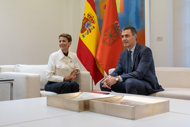 Archivo - El presidente del Gobierno, Pedro Sánchez, durante su reunión con la presidenta de Navarra, María Chivite, en el Complejo de La Moncloa, a 10 de octubre de 2024, en Madrid (España).