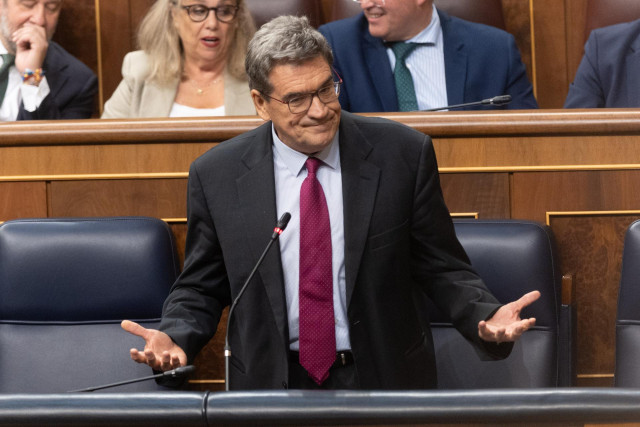 Archivo - El ministro para la Transformación Digital, José Luis Escrivá, interviene durante una sesión de control al Gobierno, en el Congreso de los Diputados, a 26 de junio de 2024, en Madrid (España).