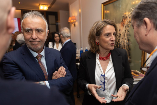 Archivo - El ministro de Política Territorial, Ángel Víctor Torres y la vicepresidenta tercera y ministra para la Transición Ecológica, Teresa Ribera, en una imagen de archivo.