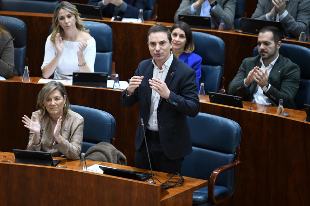 El portavoz del PSOE en la Asamblea, Juan Lobato, interviene durante un pleno en la Asamblea de Madrid, a 21 de noviembre de 2024, en Madrid (España).