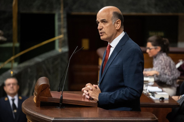 Archivo - El diputado de Unión del Pueblo Navarro (Grupo Mixto) Alberto Catalán interviene durante una sesión plenaria en el Congreso de los Diputados, a 15 de octubre de 2024, en Madrid (España). El Pleno del Congreso decide hoy si tramita una propuesta