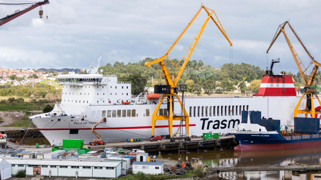 Archivo - Construcción de un barco en un astillero