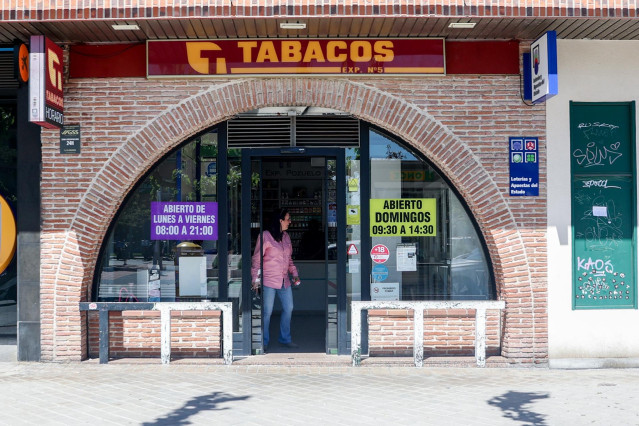 Archivo - Fachada de un estanco, a 18 de abril de 2024, en Madrid (España).
