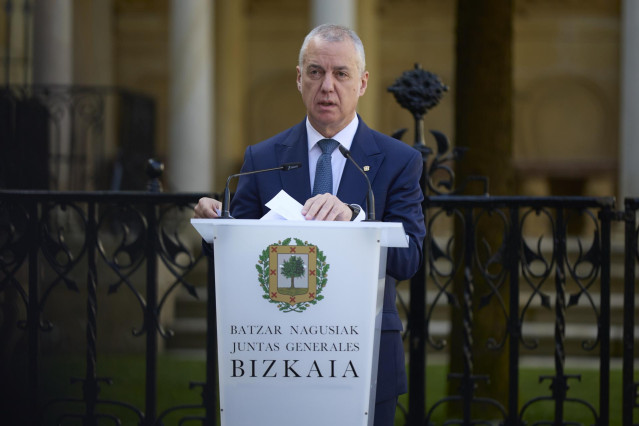 Archivo - El lehendakari, Iñigo Urkullu, interviene durante el acto de entrega de retoño de árbol de Gernika a Iñigo Urkullu, en la Casa de Juntas, a 17 de junio de 2024, en Gernika, Vizcaya, Euskadi (España).