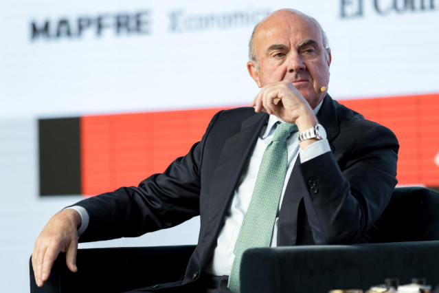 El vicepresidente del Banco Central Europeo, Luis De Guindos, durante el I Evento anual del observatorio económico de El Confidencial y Mapfre Economics, en el Auditorio Beatriz, a 22 de noviembre de 2024, en Madrid (España).
