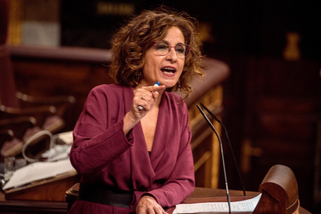 Archivo - La vicepresidenta cuarta y ministra de Hacienda y Función Pública, María Jesús Montero, interviene durante una sesión de control en el Congreso de los Diputados, a 20 de diciembre de 2023, en Madrid (España).