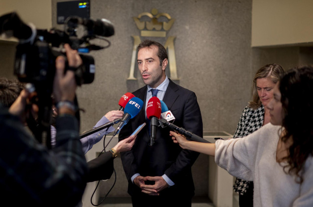 El ministro de Economía, Comercio y Empresa, Carlos Cuerpo, atiende a los medios de comunicación durante el acto de presentación de la moneda conmemorativa dedicada al bicentenario del Tesoro Público, en la Fábrica Nacional de Moneda y Timbre, a 22 de nov