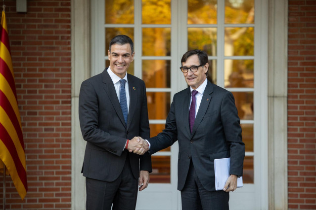 El presidente del Gobierno, Pedro Sánchez (i), se reúne con el presidente de la Generalitat de Catalunya, Salvador Illa (d), en el Palacio de La Moncloa, a 22 de noviembre de 2024, en Madrid (España). Sánchez cierra hoy su ronda de encuentros bilaterales