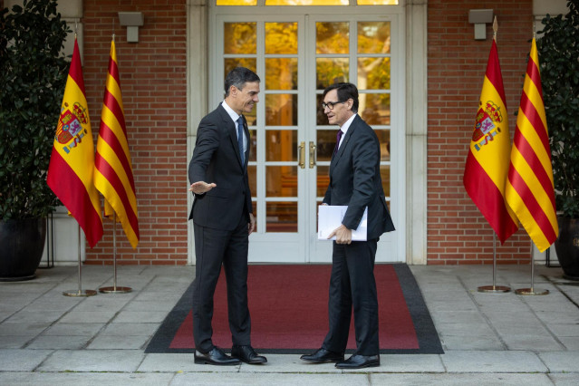 El presidente del Gobierno, Pedro Sánchez (i), se reúne con el presidente de la Generalitat de Catalunya, Salvador Illa (d), en el Palacio de La Moncloa, a 22 de noviembre de 2024, en Madrid (España). Sánchez cierra hoy su ronda de encuentros bilaterales