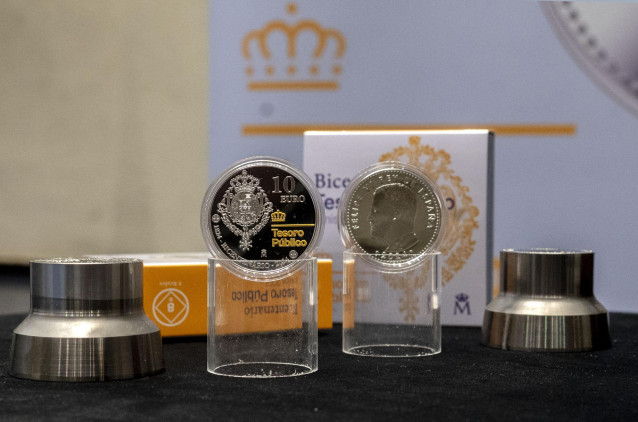 Moneda conmemorativa dedicada al bicentenario del Tesoro Público de la Fábrica Nacional de Moneda y Timbre.