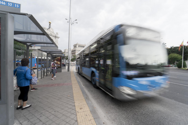 Archivo - Un autobús de la Empresa Municipal de Transportes (EMT)