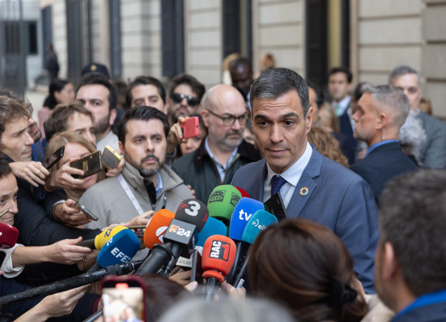 El presidente del Gobierno, Pedro Sánchez, atiende a los medios de comunicación a su salida del pleno, en el Congreso de los Diputados, a 21 de noviembre de 2024, en Madrid (España).