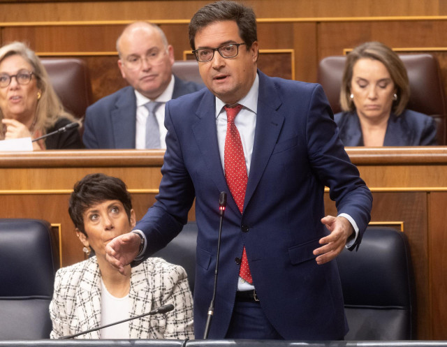 El ministro de Transición Digital y Función Pública, Óscar López, interviene durante una sesión de control al Gobierno, a 20 de noviembre de 2024, en Madrid (España).