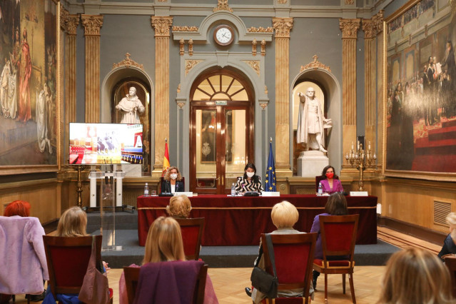 Archivo - Meritxell Batet, Pilar Llop y la entonces vicepresidenta del Gobierno Carmen Calvo presentando el libro 