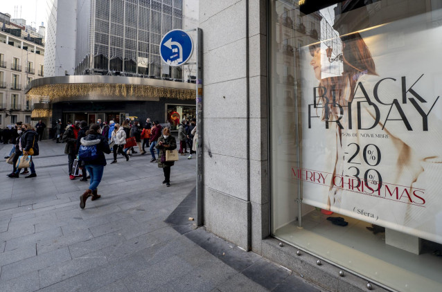 Archivo - Un cartel publicitario anuncia rebajas con motivo del Black Friday, en Madrid (España).
