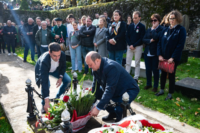 El lehendakari, Imanol Pradales (i), y el presidente del EAJ-PNV, Andoni Ortuzar (d), participan en una ofrenda floral con motivo del 121 aniversario del fallecimiento de Sabino Arana en Sukarrieta