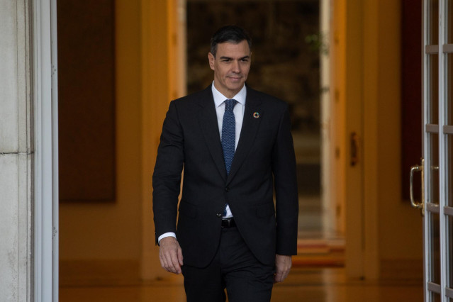 El presidente del Gobierno, Pedro Sánchez, a su llegada a su reunión con el presidente de la Junta de Castilla y León, Alfonso Fernández Mañueco, en el Palacio de La Moncloa, a 22 de noviembre de 2024, en Madrid (España).