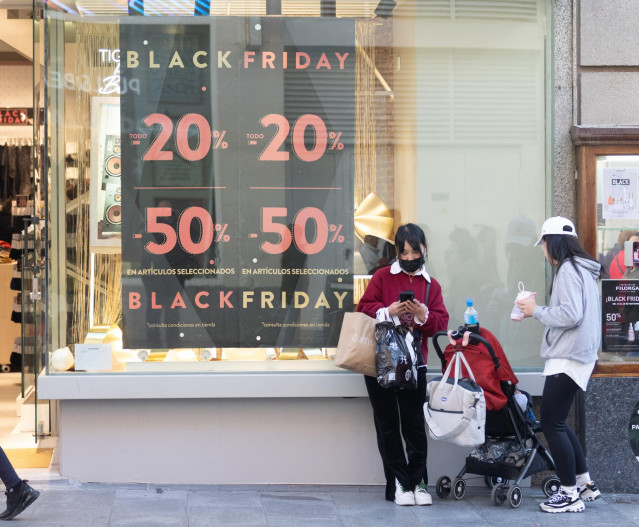 Archivo - Un escaparate avisa de los descuentos durante Black Friday