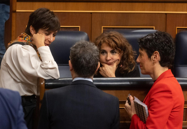 (I-D) La ministra de Vivienda, Isabel Rodríguez; el ministro de la Presidencia, Relaciones con las Cortes y Justicia, Félix Bolaños, la vicepresidenta primera y ministra de Hacienda, María Jesús Montero y la ministra de Inclusión, Seguridad Social y Migra