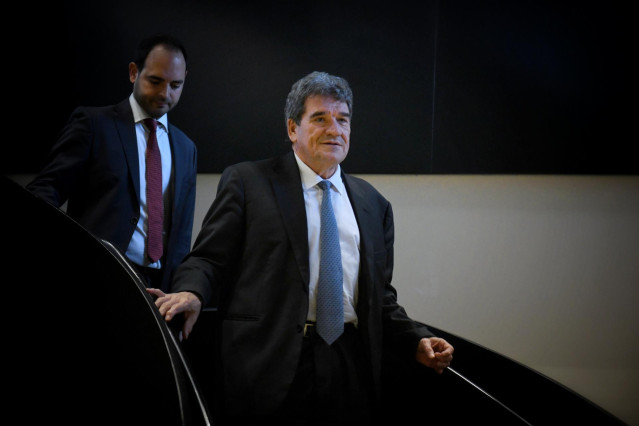 El gobernador del Banco de España, José Luis Escrivá, llega a las jornadas de Información Macroeconómica 2024, organizadas por la Asociación de Periodistas de Información Económica (APIE), en el Auditorio Allen & Overy, a 20 de noviembre de 2024, en Madri