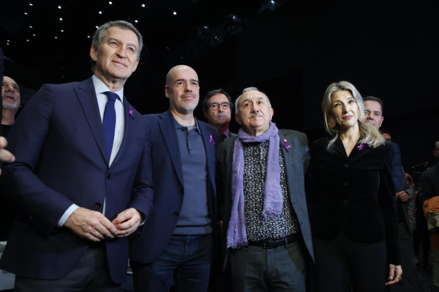 (I-D) El líder del PP, Alberto Núñez Feijóo, el secretario general de CC.OO, Unai Sordo, el secretario general de UGT Pepe Álvarez, y la vicepresidenta segunda y ministra de Trabajo y Economía Social, Yolanda Díaz, posan durante el 44 Congreso Confederal
