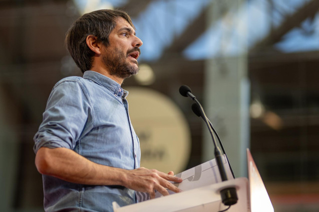 El ministro de Cultura, Ernest Urtasun, interviene durante la segunda jornada de la Assemblea Nacional de Catalunya en Comú, en el Campus Ciutadella de la Universitat Pompeu Fabra, a 17 de noviembre de 2024, en Barcelona, Catalunya (España).