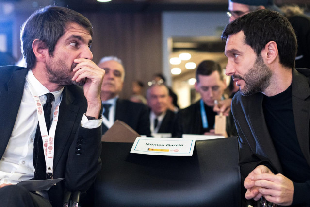 El ministro de Cultura , Ernest Urtasun (i) y el ministro de Derechos Sociales, Pablo Bustinduy (d), en el primer ‘Congreso Internacional del Trabajo, en el Hotel Meliá Plaza de Castilla, a 13 de noviembre de 2024, en Madrid (España).