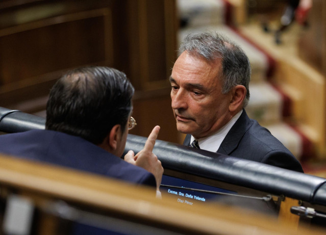 Archivo - El ministro de Asuntos Exteriores, Unión Europea y Cooperación, José Manuel Albares (i) y el secretario general del PCE y portavoz parlamentario de Izquierda Unida, Enrique Santiago (d), durante una sesión plenaria en el Congreso de los Diputado