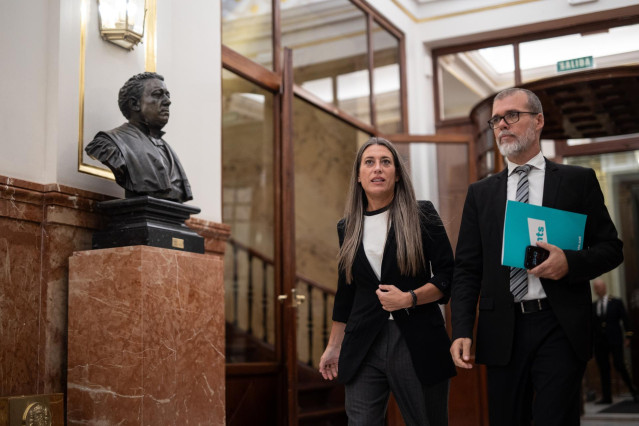 Archivo - La portavoz de Junts en el Congreso de los Diputados, Miriam Nogueras y el diputado de Junts, Josep María Cruset, a su salida de una sesión plenaria, en el Congreso de los Diputados, a 8 de octubre de 2024, en Madrid (España). El Congreso aborda