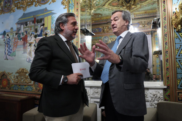 El presidente de la Cámara de Comercio, Ángel Asensio y el CEO de Banco Sabadell, César González-Bueno, en el Palacio de Santoña, a 26 de noviembre de 2024, en Madrid (España).