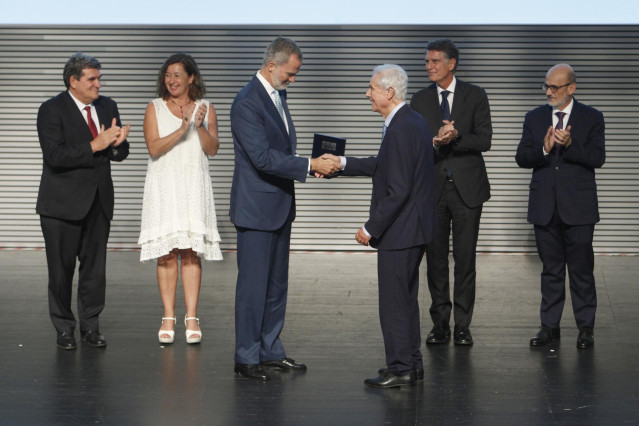 Archivo - El Rey Felipe VI (3i), entrega el VII Premio Reino de España a la Trayectoria Empresarial al presidente de Meliá Hotels International, Gabriel Escarrer Juliá (4i), en el Palacio de Congresos de Palma, a 22 de septiembre de 2022, en Palma