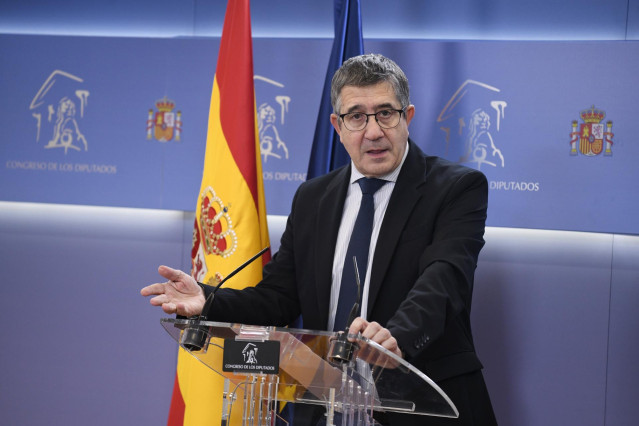 Archivo - El portavoz del PSOE en el Congreso, Patxi López, en una rueda de prensa