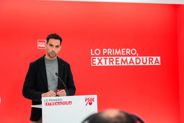 El secretario de Organización del PSOE de Extremadura, Manuel Borrego, en rueda de prensa
