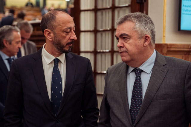 Archivo - El vicepresidente del Congreso, Alfonso Rodríguez Gómez de Celis (i) y el secretario de Organización del PSOE, Santos Cerdán (d), a su salida de una sesión plenaria, en el Congreso de los Diputados, a 12 de marzo de 2024, en Madrid (España). El