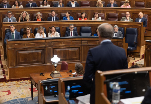 Archivo - El líder del PP, Alberto Núñez Feijóo, pregunta al presidente del Gobierno, Pedro Sánchez,  durante una sesión de control al Gobierno, en el Congreso de los Diputados, a 26 de junio de 2024, en Madrid (España).