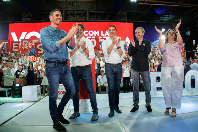 Archivo - El secretario general del PSOE y presidente del Gobierno, Pedro Sánchez (1i), la candidata socialista a las elecciones europeas, vocal de la CEF-PSOE, vicepresidenta tercera y ministra para la Transición Ecológica y el Reto Demográfico, Teresa R