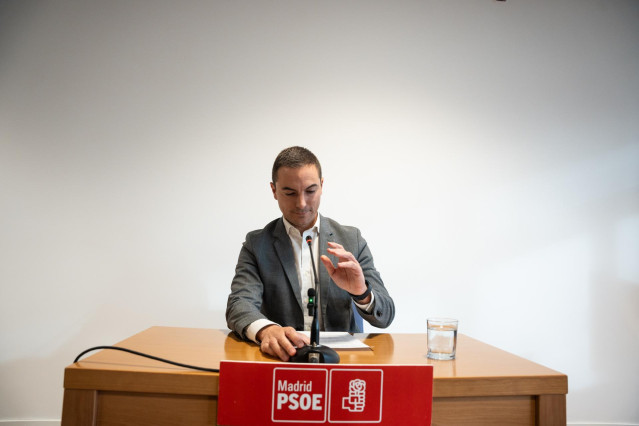 El portavoz del PSOE de Madrid en la Asamblea de Madrid, Juan Lobato, ofrece una declaración institucional en la Asamblea de Madrid, a 26 de noviembre de 2024, en Madrid (España). El secretario general del PSOE-M, Juan Lobato, comparece en la Asamblea de