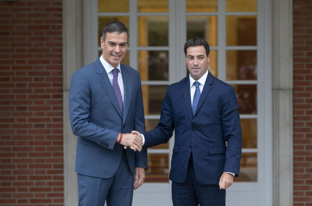 Archivo - El presidente del Gobierno, Pedro Sánchez (i), recibe al lehendakari Imanol Pradales (d), en el Complejo de La Moncloa, a 20 de septiembre de 2024, en Madrid (España). Sánchez arranca hoy, 20 de septiembre, una ronda de reuniones bilaterales con