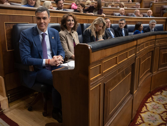 (-D) El presidente del Gobierno, Pedro Sánchez; la vicepresidenta primera y ministra de Hacienda, María Jesús Montero y la vicepresidenta segunda y ministra de Trabajo, Yolanda Díaz, durante una sesión plenaria, en el Congreso de los Diputados, a 27 de no