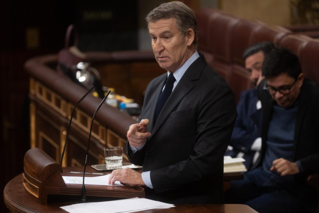 El presidente del Partido Popular, Alberto Núñez Feijóo, interviene  durante una sesión plenaria, en el Congreso de los Diputados, a 27 de noviembre de 2024, en Madrid (España). El presidente del Ejecutivo y el presidente del PP, afrontan su primer cara a