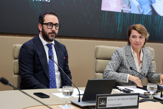 Archivo - El presidente del Zamaro CF, Víctor de Aldama, sentado junto a la secretaria de la comisión y diputada regional del PP Margalida Durán, comparece ante la comisión no permanente de investigación en el Parlament balear, a 20 de mayo de 2024, en Pa