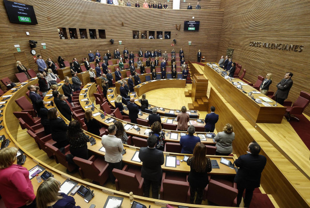 Minuto de silencio previo a una sesión plenaria, en Les Corts